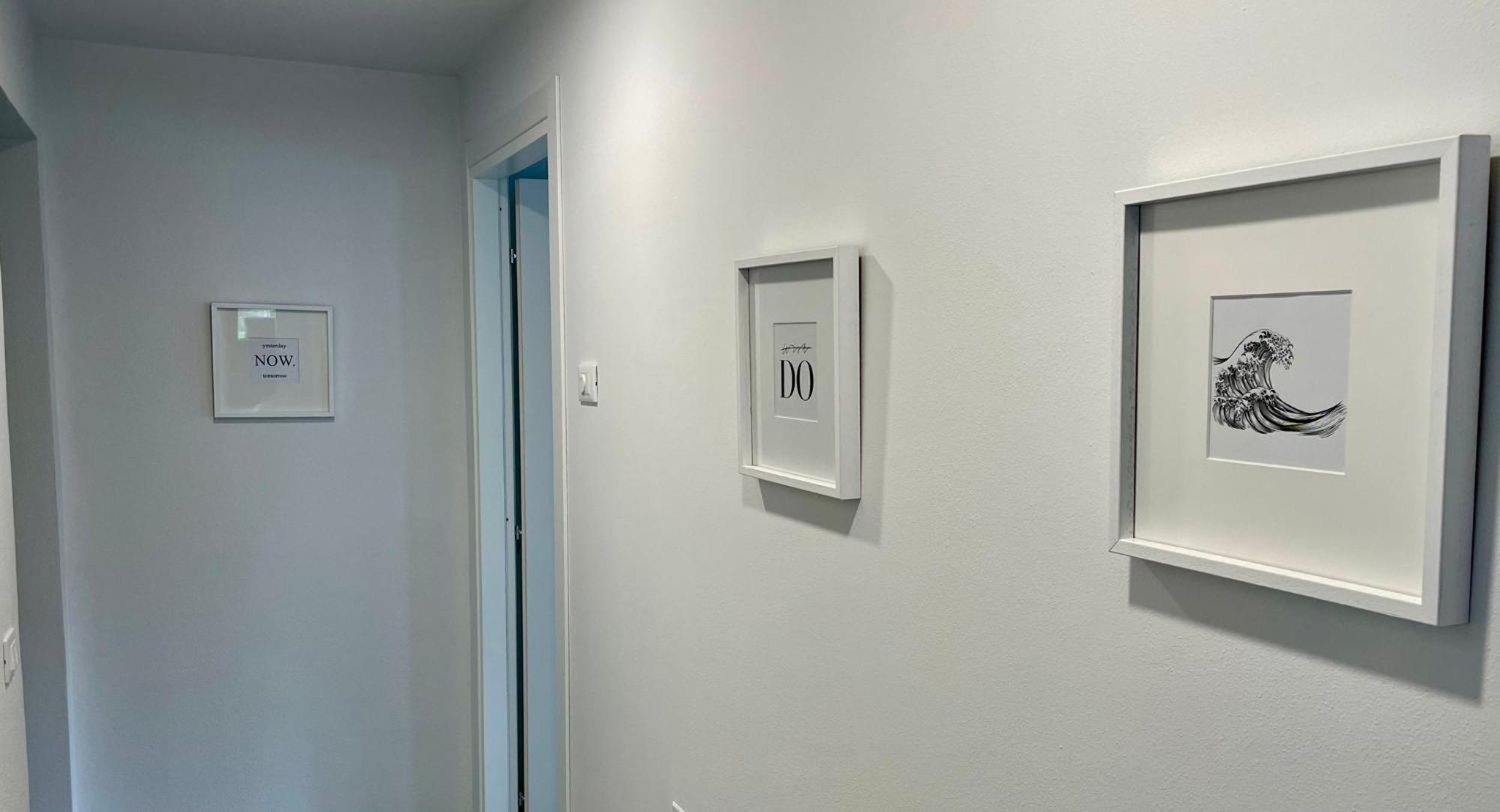 Elisa A - In Front Of The Walls Of Apartamento *